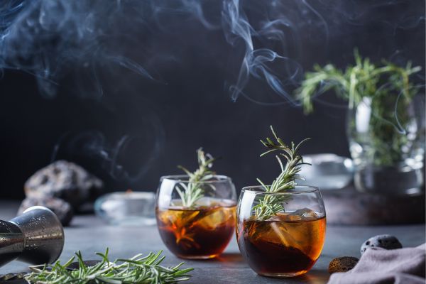 Créer la surprise avec un Old Fashioned en version fumée